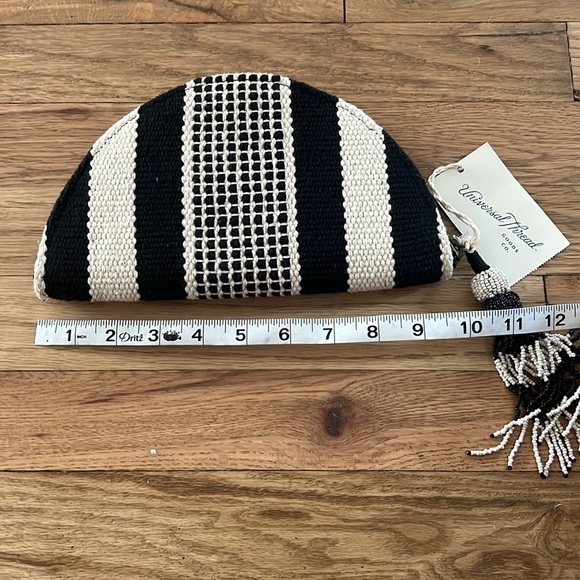 NWT Universal Threads Woven Clutch with Beaded Tassel - Picture 6 of 7